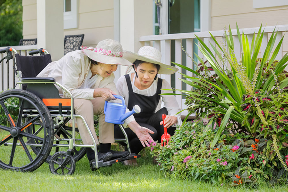 senior-gardening Seniors Gardening